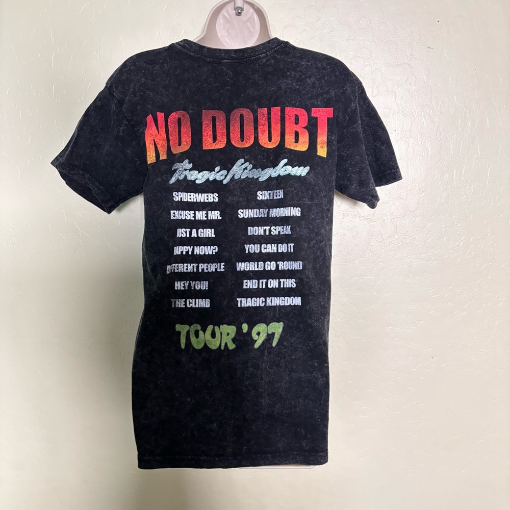 Urban Outfitters No Doubt Tragic Kingdom Tour '97 Graphic Acid Wash Tee Black - Picture 5 of 16